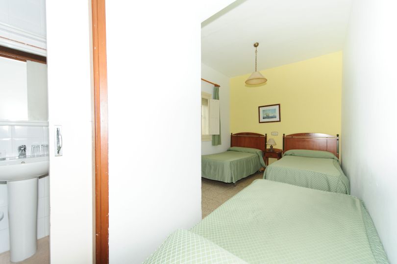 habitación triple pensión gala sevilla